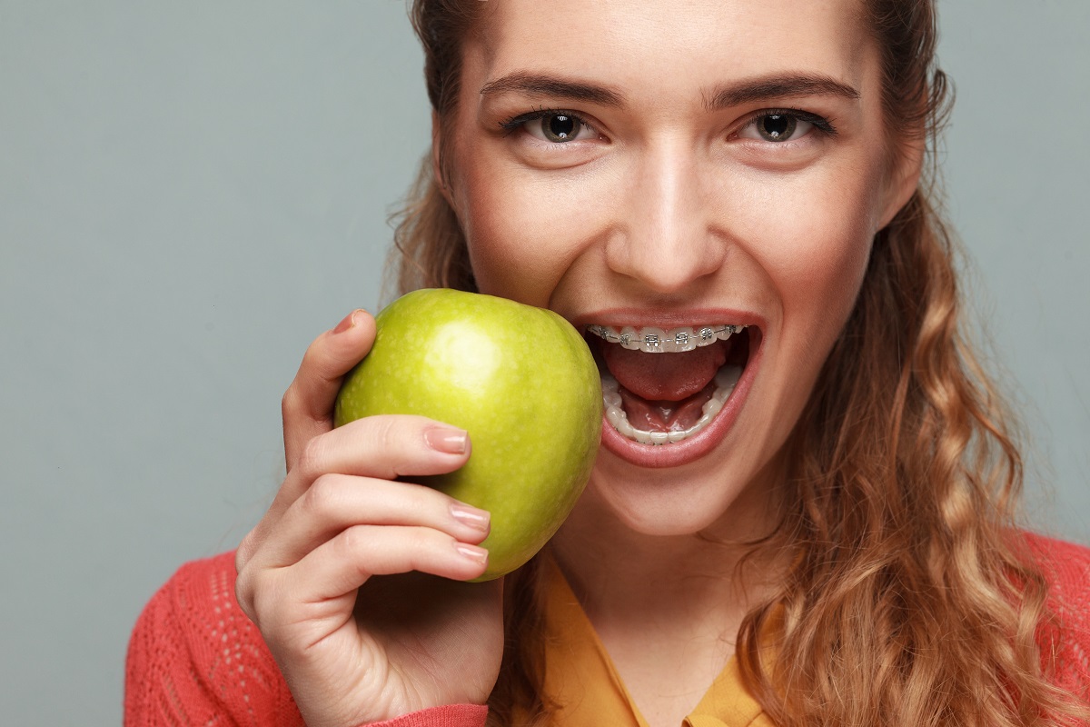 woman eating an apple